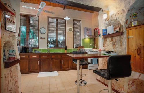 Coober Pedy House | Pet-Friendly Di's Dugouts: Rated 10/10 for Family Fun