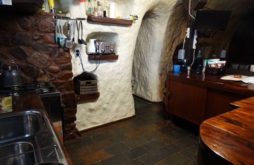 Coober Pedy House | Pet-Friendly Di's Dugouts: Rated 10/10 for Family Fun