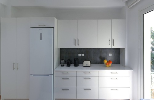 Athens Apartment | Elegant Retreat: Refurbished Gem in Pangrati with Kitchen