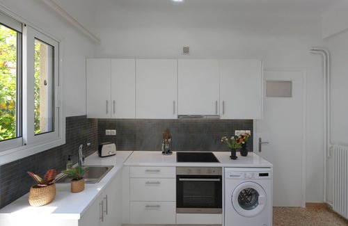 Athens Apartment | Elegant Retreat: Refurbished Gem in Pangrati with Kitchen