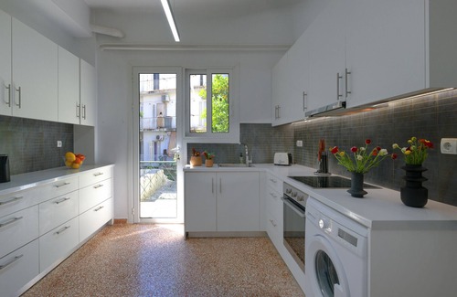 Athens Apartment | Elegant Retreat: Refurbished Gem in Pangrati with Kitchen