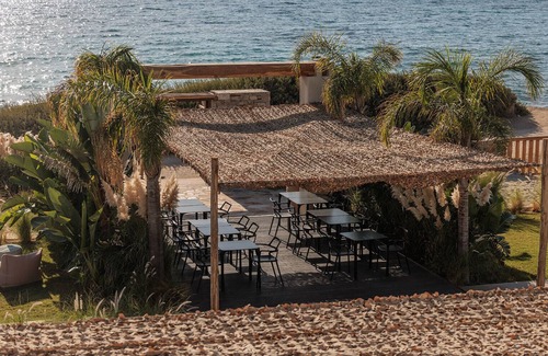Kastraki Apartment | Oceanfront 2 BDR Residence with Hot Tub at Eden Beach