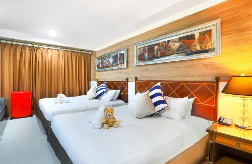 Thanon Phetchaburi Hotel | Explore Diamond City Hotel with Pool and Restaurant Access