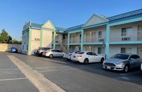 North Hills East Hotel | Budget-Friendly Getaway at Diamond Inn with Hot Tub Access