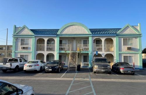 North Hills East Hotel | Budget-Friendly Getaway at Diamond Inn with Hot Tub Access