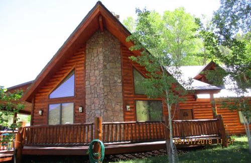 South Fork House | Relax at Diamond J's Riverside Retreat with Hot Tub Access