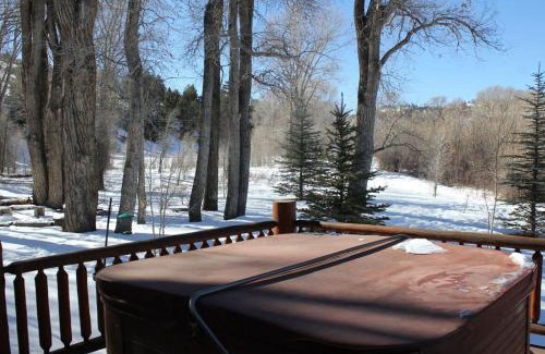 South Fork House | Relax at Diamond J's Riverside Retreat with Hot Tub Access