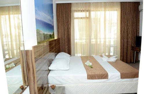 Kiten Apartment | Oceanfront Gem: Diamond Kiten with 9.7/10 Guest Rating