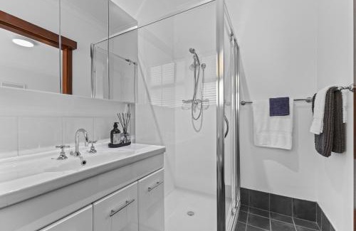 Allanson House | Unforgettable Diamond Lake Escape with 10/10 Guest Rating