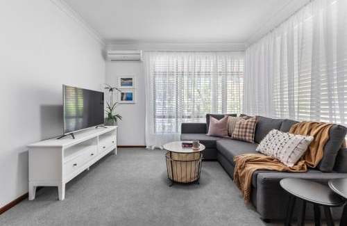 Allanson House | Unforgettable Diamond Lake Escape with 10/10 Guest Rating
