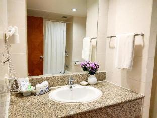 Makham Tia Hotel | Discover Diamond Plaza Hotel with Pool & Family Amenities