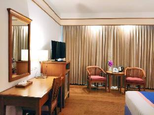 Makham Tia Hotel | Discover Diamond Plaza Hotel with Pool & Family Amenities