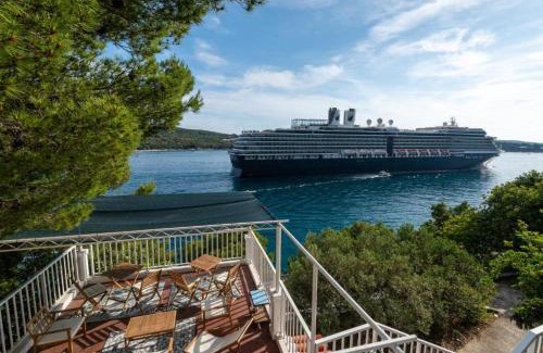 Lozica House | Diamond Sea - Family-Friendly Retreat with Ocean Terrace