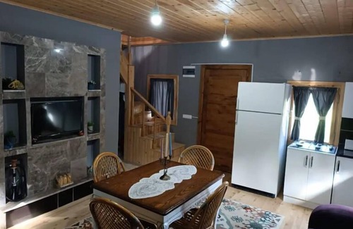Macka Villa | Discover Diamond Tree House: Family-Friendly with Breakfast