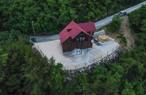 Macka Villa | Discover Diamond Tree House: Family-Friendly with Breakfast