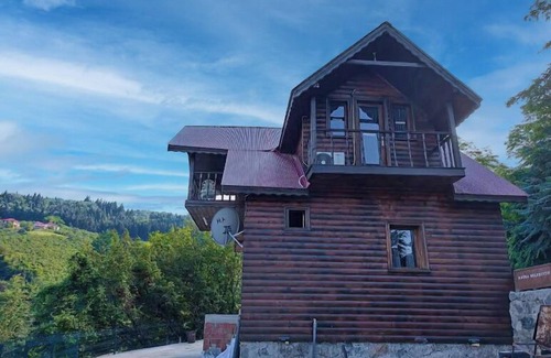 Macka Villa | Discover Diamond Tree House: Family-Friendly with Breakfast