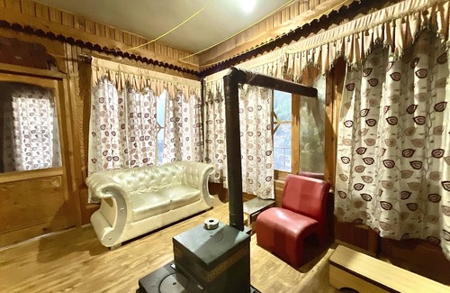 Kasol Hotel | Relaxing Stays at One Light - Kasol with Hot Tub & Dining