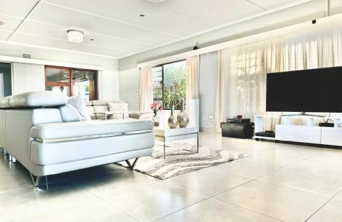 Winterstrand House | Child-Friendly Diamond View Guesthouse for Your Getaway