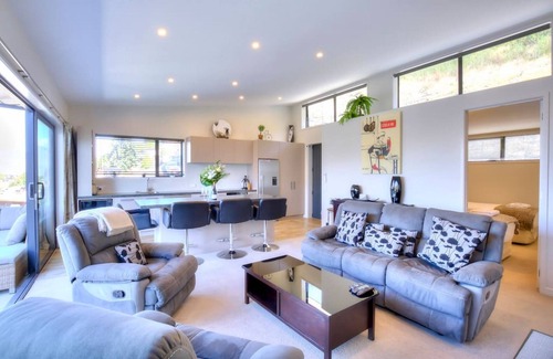 Queenstown Apartment | Diamond View Retreat: Family-Friendly with Breathtaking Views