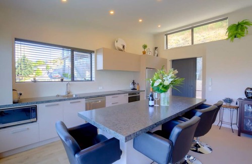 Queenstown Apartment | Diamond View Retreat: Family-Friendly with Breathtaking Views