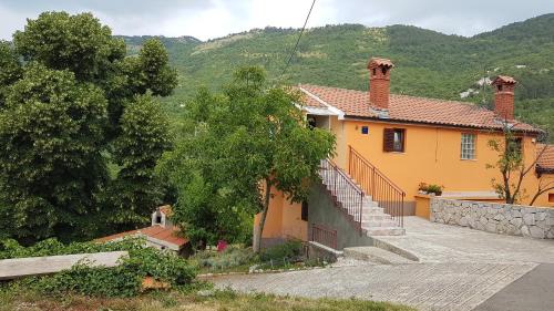 Golovik Apartment | Oceanfront Family Retreat at Diana Apartman - 4-Star Stay