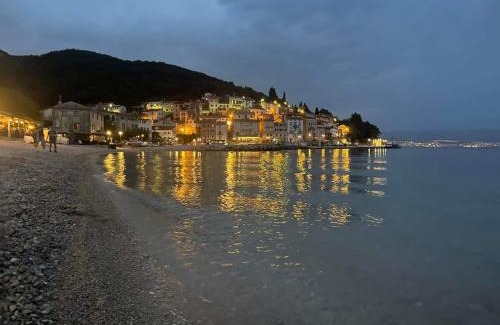 Golovik Apartment | Oceanfront Family Retreat at Diana Apartman - 4-Star Stay