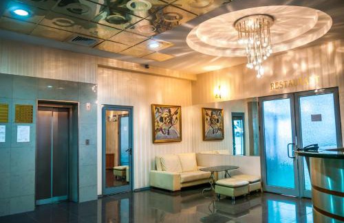Yambol Hotel | Discover Diana Palace: Family-Friendly with Hot Tub Access