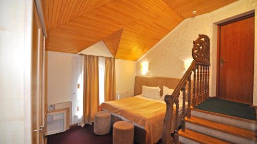 Skhidnytsya Hotel | DiAnna: Oceanfront Retreat with Spa & Pool Amenities