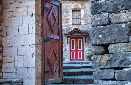 Mikro Papigko House | Pet-Friendly Dias Guesthouse with Restaurant & Family Amenities
