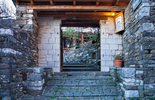 Mikro Papigko House | Pet-Friendly Dias Guesthouse with Restaurant & Family Amenities