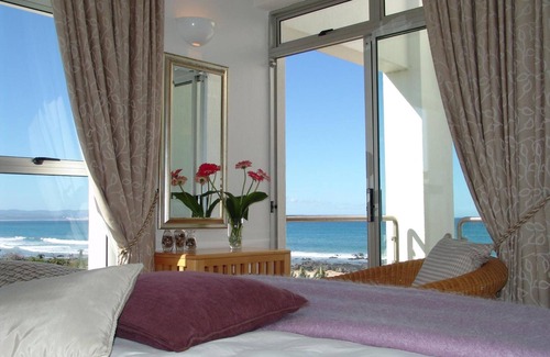 Jeffreys Bay House | Experience Diaz 15 House on the Bay with Pool & Breakfast