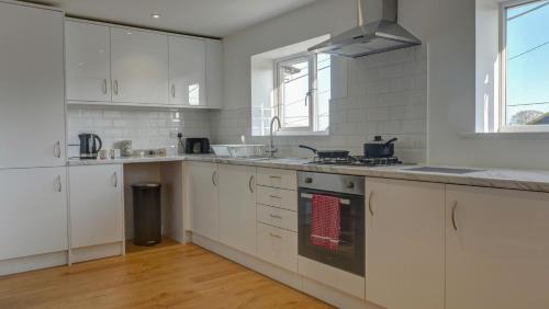 Didcot Apartment | Pet-Friendly Didcot Flat with Garden & Parking Awaits You