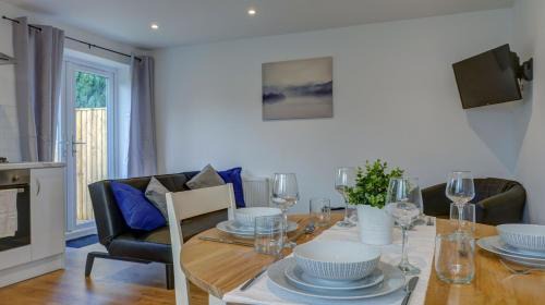 Didcot Apartment | Didcot Flat with Garden & Parking - Pet Friendly Retreat