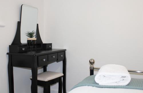 Didcot Apartment | Cozy Didcot Flat with Garden, Parking & Pet Friendly
