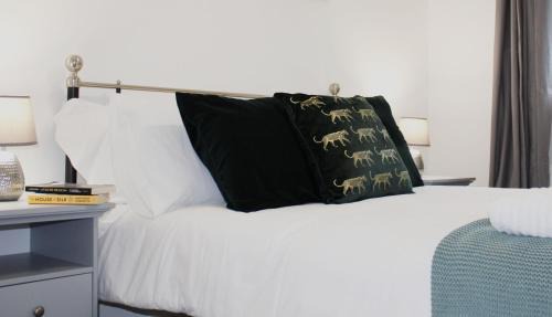 Didcot Apartment | Cozy Didcot Flat with Garden, Parking & Pet Friendly