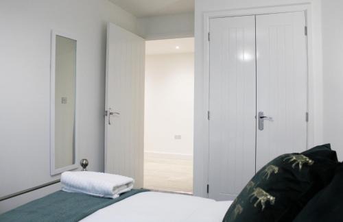 Didcot Apartment | Cozy Didcot Flat with Garden, Parking & Pet Friendly