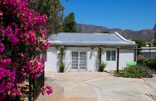 Calitzdorp House | Charming Die Dorpshuis: Oceanfront Retreat with Pool & Hot Tub