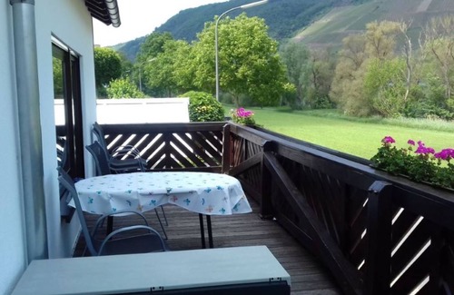 Losnich Apartment | Relaxing Retreat with Scenic Views by the Moselradweg