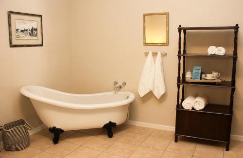 Wolseley Apartment | Discover Die Kelderhuis: Family-Friendly Stay with Dining