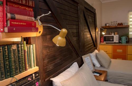 Langenhoven Park Apartment | Discover Die Moerbeiboom: Family-Friendly with Pool Access
