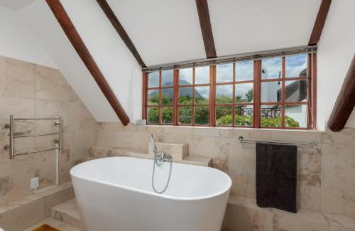 Somerset West House | Elegant Die Rietdak: 4-Bedroom Oceanfront Retreat