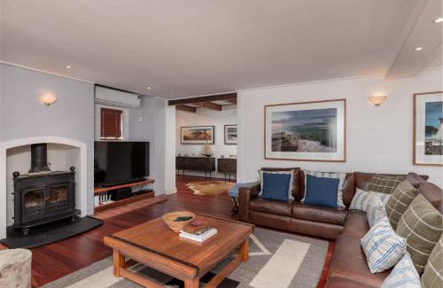 Somerset West House | Elegant Die Rietdak: 4-Bedroom Oceanfront Retreat