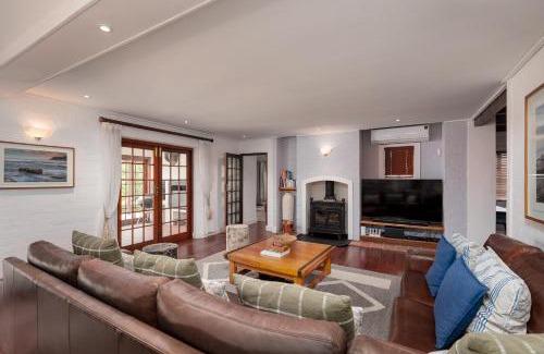 Somerset West House | Elegant Die Rietdak: 4-Bedroom Oceanfront Retreat