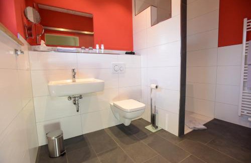 Baden-Baden House | Die Wein Bleibe: Pet-Friendly Oceanfront Retreat Awaits