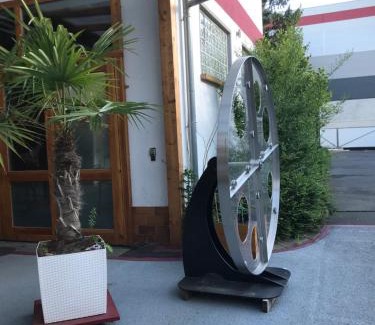 Dreieich Apartment | Die Werkstatt: Guest Rated 8/10 with Breakfast & Kitchen
