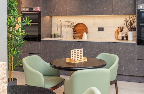 Harrow Apartment | Cozy Diff-Rent Living: Family-Friendly with Breakfast & Kitchen