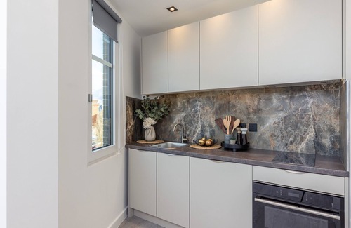 Harrow Apartment | Cozy Diff-Rent Living: Family-Friendly with Breakfast & Kitchen