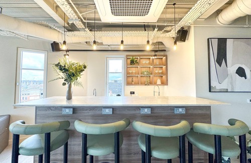 Harrow Apartment | Cozy Diff-Rent Living: Family-Friendly with Breakfast & Kitchen