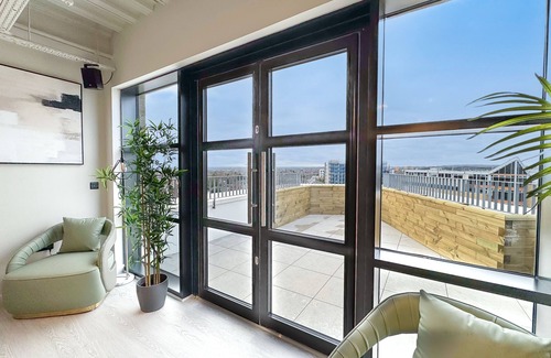 Harrow Apartment | Cozy Diff-Rent Living: Family-Friendly with Breakfast & Kitchen