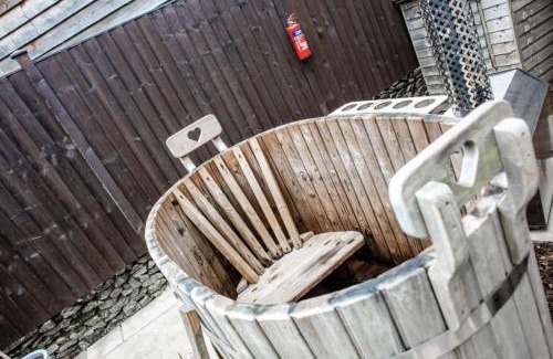Foolow House | Exceptional Digby's Hut with Hot Tub & Pet-Friendly Options